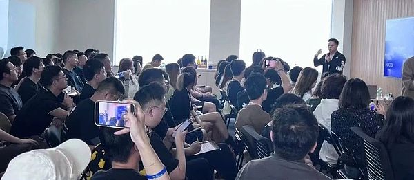 1600亿美元金融暗战：当Robinhood遇上Coinbase，谁在定义未来？